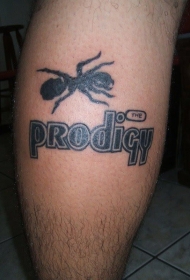 腿部大黑蚂蚁与字母纹身图案