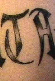 手臂黑色部落字母纹身图片