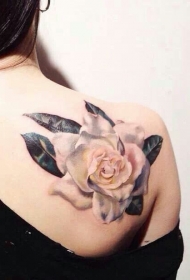 肩部逼真写实的白玫瑰纹身图案