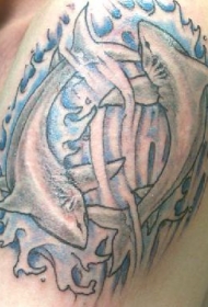 男性肩上的无色鲨鱼纹身图案
