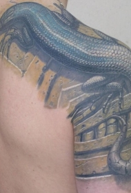 肩部现实逼真的水蜥蜴纹身图片
