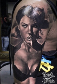 肩部黑棕色诱惑吸烟的女人纹身图案