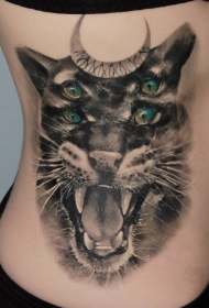 腰侧令人毛骨悚然的狮子纹身图案