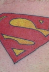 肩部彩色超人符号纹身图片