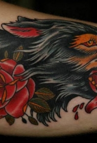 传统的老式狂暴血腥的狼和红色玫瑰纹身图片