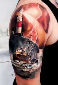 肩部彩色海上帆船纹身图案