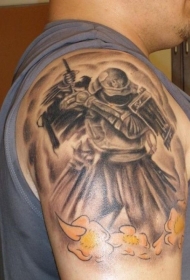 肩部黑暗武士与黄花纹身图案