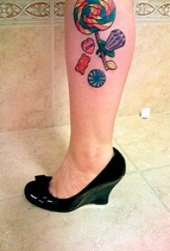 女性腿部彩色糖果纹身图案