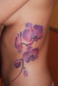 腰侧水彩可爱的兰花纹身图案