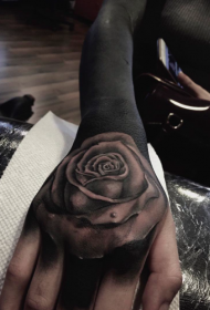 女性手臂全黑色玫瑰花纹身图案