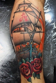 腿部彩色帆船与玫瑰花纹身图案
