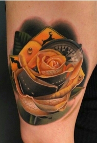 女性手臂彩色黄玫瑰纹身图案