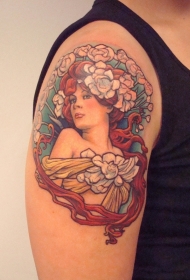 肩部彩色妇女肖像与花纹身图案