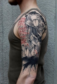 男性肩部黑灰莲花与字母纹身