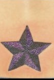 腹部彩色五角星纹身图案