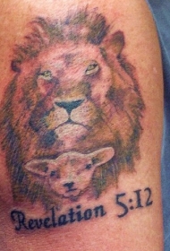 肩部彩色狮子和羊纹身图片