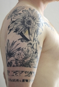 男性肩部黑灰逼真的花朵纹身图片