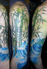 肩部自然彩色竹子与水波纹身图案
