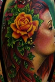 肩部彩色女人肖像与鲜花纹身图案