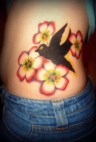 腰部彩色燕子与花朵纹身图案