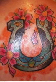 背部彩色马蹄铁和桃花纹身图案