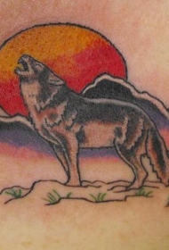 肩部彩色嚎叫的狼纹身图案