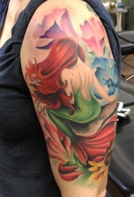 女性肩部彩色美人鱼纹身图案