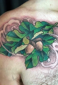 肩部自然的彩色橡树叶纹身图案