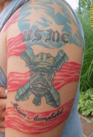 肩部彩色美国军方斗牛犬纹身图案