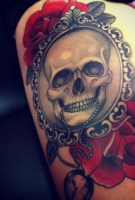 腿部彩色骷髅和红玫瑰纹身图案