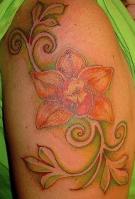 肩部彩色橙色的兰花纹身图案