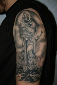 肩部黑灰红眼睛的维京战士纹身图案