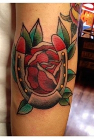手臂彩色老学校红玫瑰和马蹄纹身