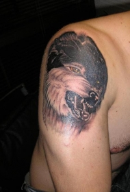 男性肩部黑灰狼头纹身图案