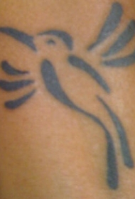腿部黑色简约的部落蜂鸟纹身