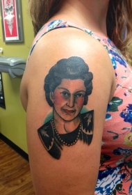 肩部旧货风格的老女人肖像纹身