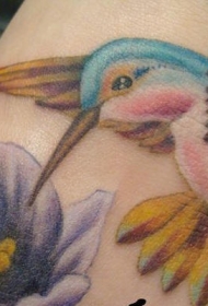 脚部彩色可爱的小蜂鸟与花朵纹身
