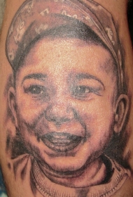 手臂棕色照片中的孩子肖像纹身