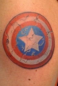 肩部彩色美国队长盾牌纹身图案