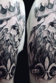 肩部黑灰雕刻风格的狮子王纹身图案