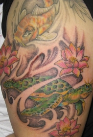 手臂彩色乌龟和锦鲤纹身图案