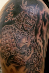 肩部棕色日本愤怒黑暗战士纹身图案