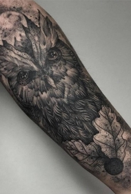 手臂黑色手绘黑猫头鹰纹身图案