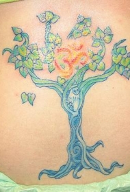 腰部彩色大树叶子纹身图案