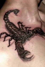 肩部非常逼真逼真的彩色大蝎子纹身图案