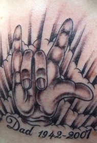 背部黑棕色手指纪念纹身图案