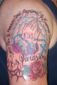 肩部彩色祷告的手与玫瑰纹身图案