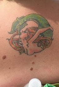 脖子彩色美人鱼吃尾巴纹身图案