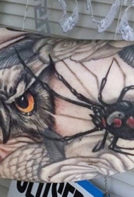 手臂彩色猫头鹰与蜘蛛纹身图案