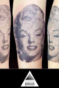 手臂点画玛丽莲梦露的肖像纹身图片